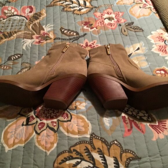 Vince Camuto "Amtinda" Tan Suede Pointed Toe Western Style Boots Women size 8.5 - Picture 4 of 6
